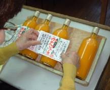 ラベル貼りの様子。本当に1枚1枚貼っています。